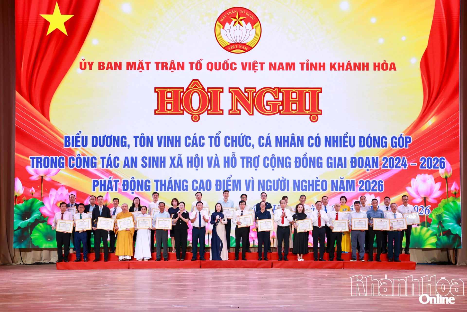 Lãnh đạo tỉnh trao bằng khen cho các tập thể tiêu biểu trong công tác an sinh xã hội giai đoạn 2024 - 2026.