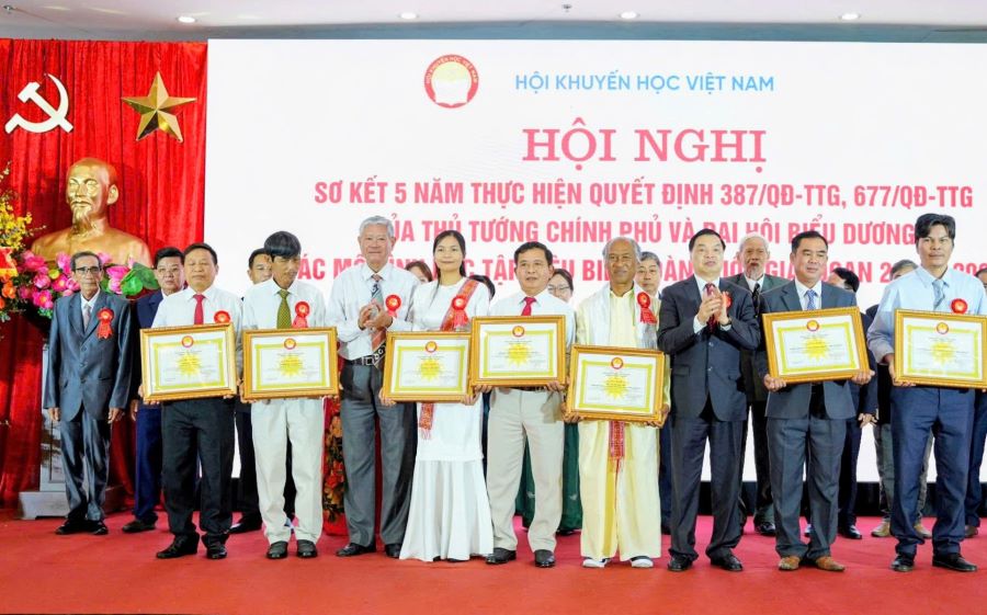 Các tập thể và cá nhân tỉnh Khánh Hòa được khen thưởng tại hội nghị.
