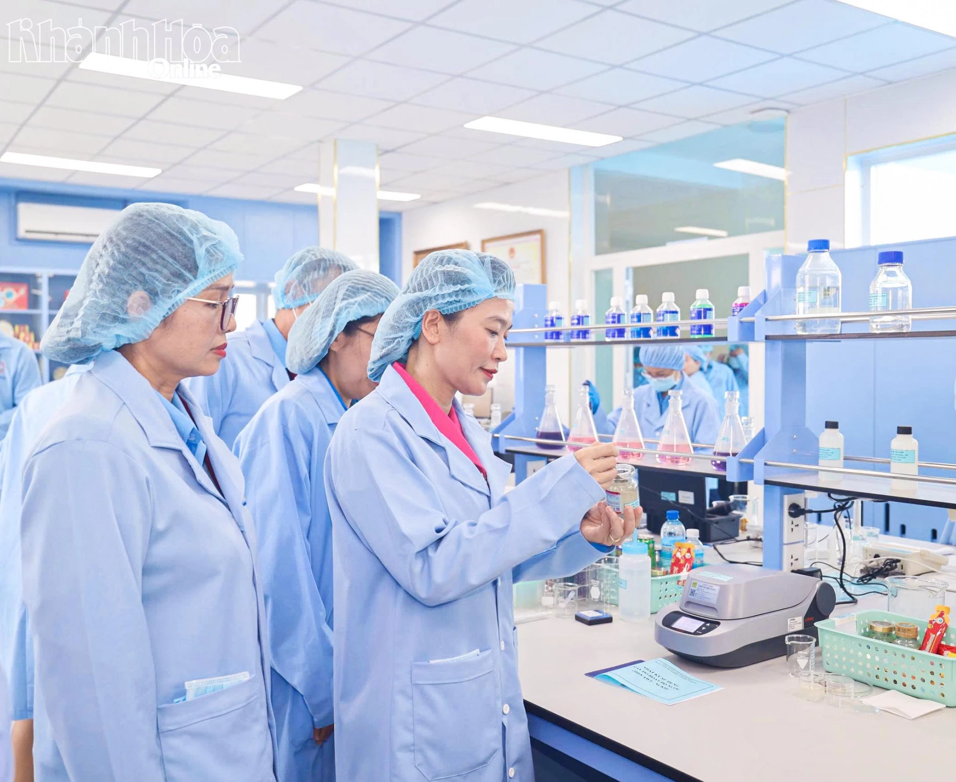 Lãnh đạo công ty thăm phòng thí nghiệm mới đưa vào hoạt động.