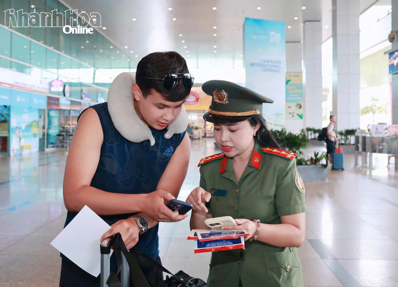 Du khách Nga được hướng dẫn thực hiện quét mã QR truy cập KTA.