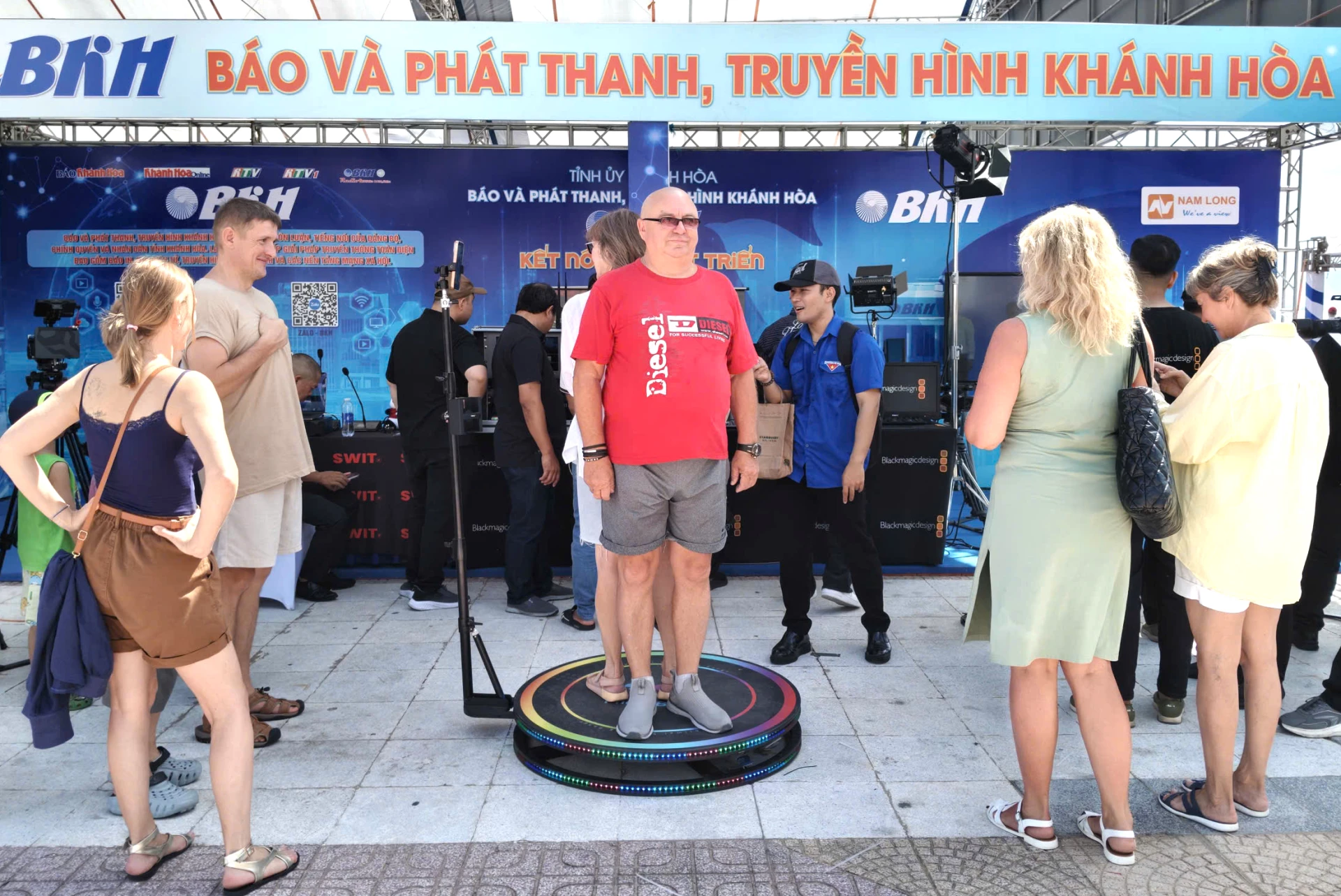 Du khách trãi nghiệm tại khu trưng bày của Báo và Phát thanh, truyền hình Khánh Hòa.