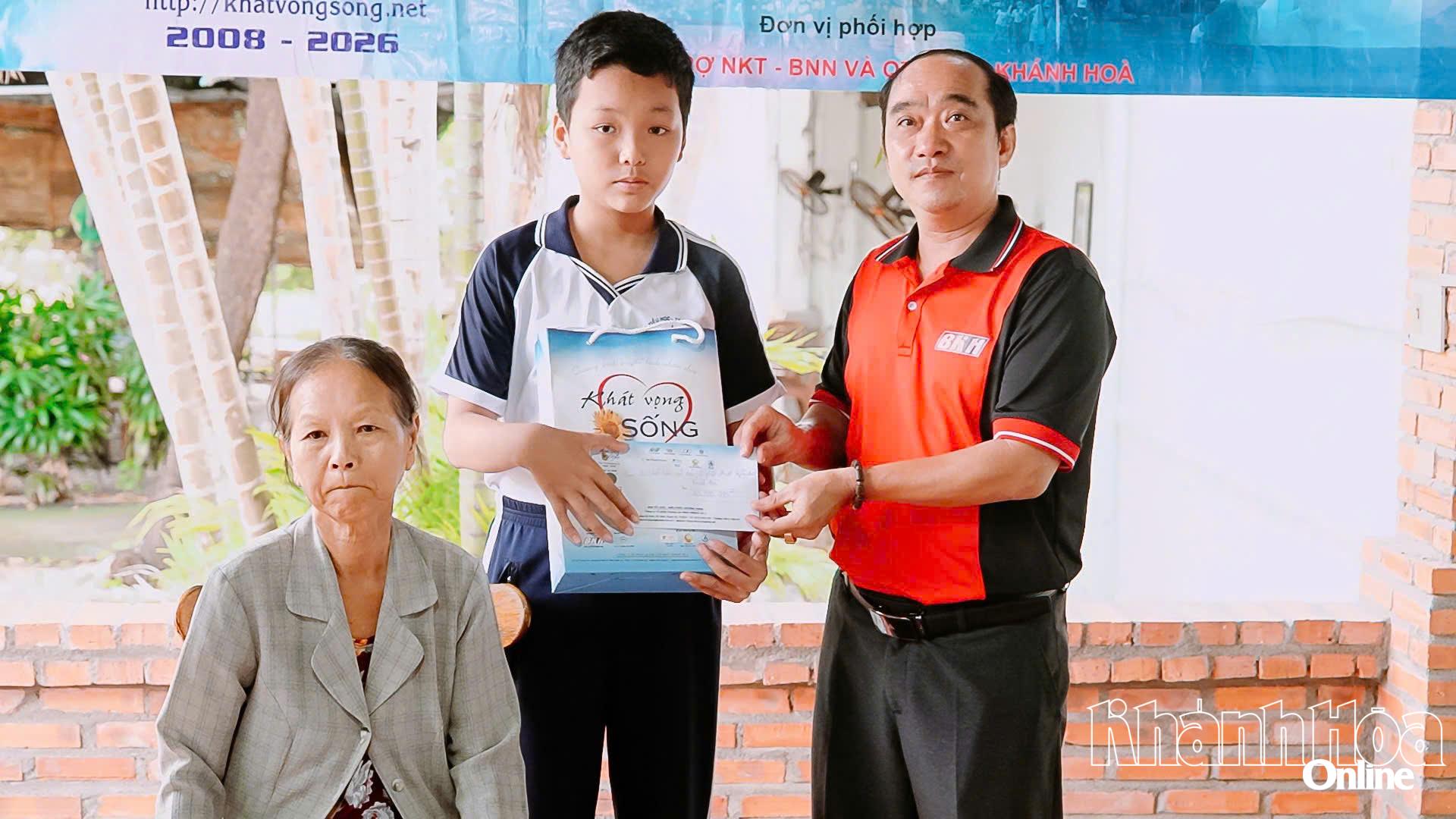 Lãnh đạo Báo và Phát thanh, Truyền hình Khánh Hòa trao tiền hỗ trợ em Võ Nhật Đăng.