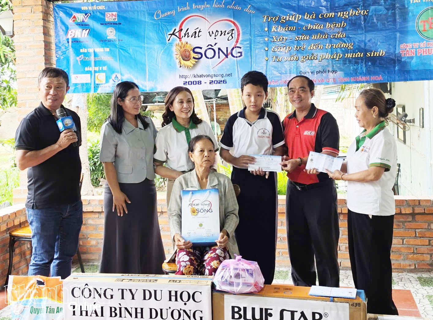 Ban tổ chức trao tiền, quà cho em Võ Nhật Đăng.