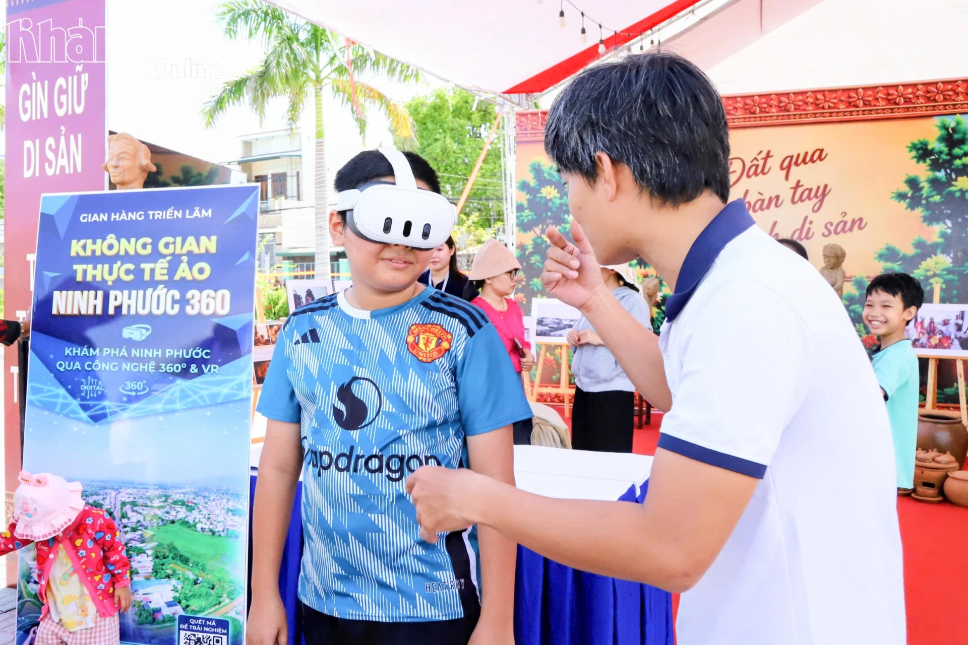 Các bạn trẻ tìm hiểu xã Ninh Phước qua công nghệ 360 độ và thực tế ảo (VR) 
tại Lễ hội gốm Chăm Bàu Trúc xã Ninh Phước lần thứ I năm 2026.