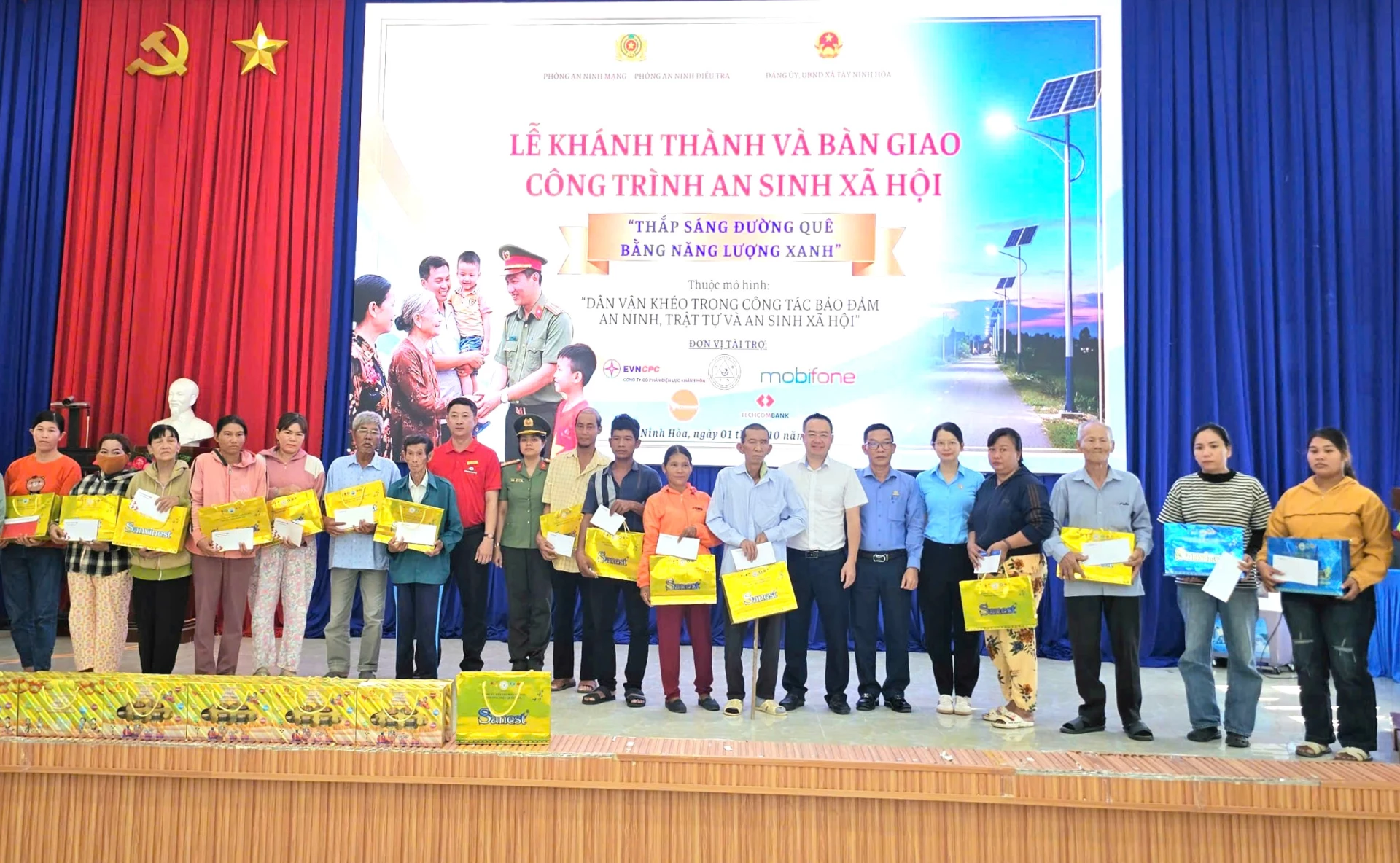 Lãnh đạo Công an tỉnh và các đơn vị tài trợ trao 20 suất quà cho gia đình chính sách, hộ có hoàn cảnh khó khăn.