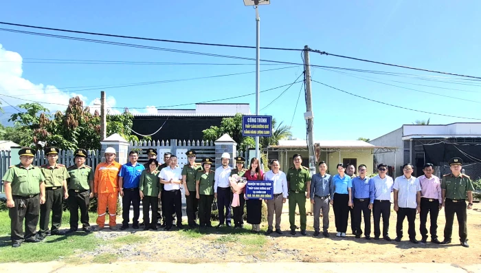 Công an tỉnh Khánh Hòa bàn giao công trình an sinh xã hội và trao 40 suất quà tại xã Tây Ninh Hòa
