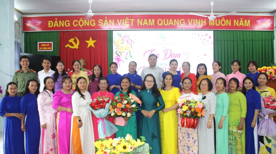 Lãnh đạo Đảng uỷ cùng lãnh đạo Uỷ ban MTTQVN xã Công Hải tặng hoa chúc mừng.