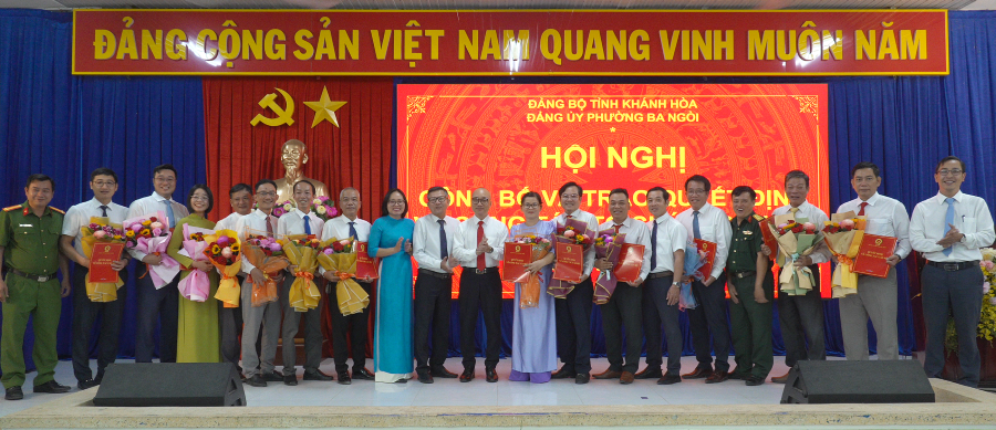 Lãnh đạo Đảng ủy phường Ba Ngòi chúc mừng các chi bộ.
