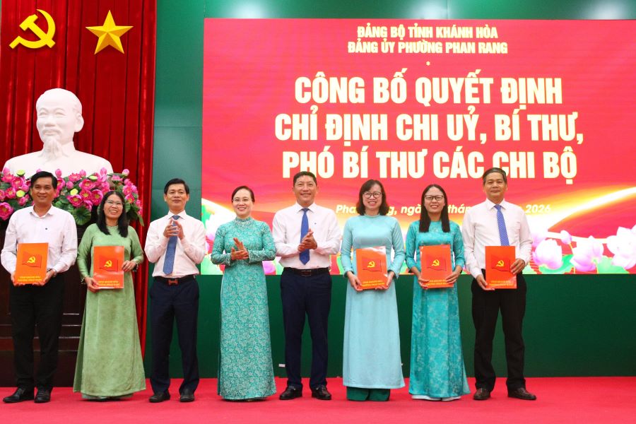 Lãnh đạo Đảng ủy phường Phan Rang trao quyết định chỉ định chi ủy, bí thư, phó bí thư các chi bộ.