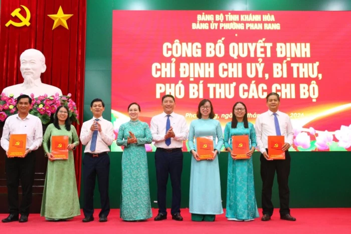 Đảng ủy phường Phan Rang công bố quyết định sắp xếp, kiện toàn các tổ chức đảng