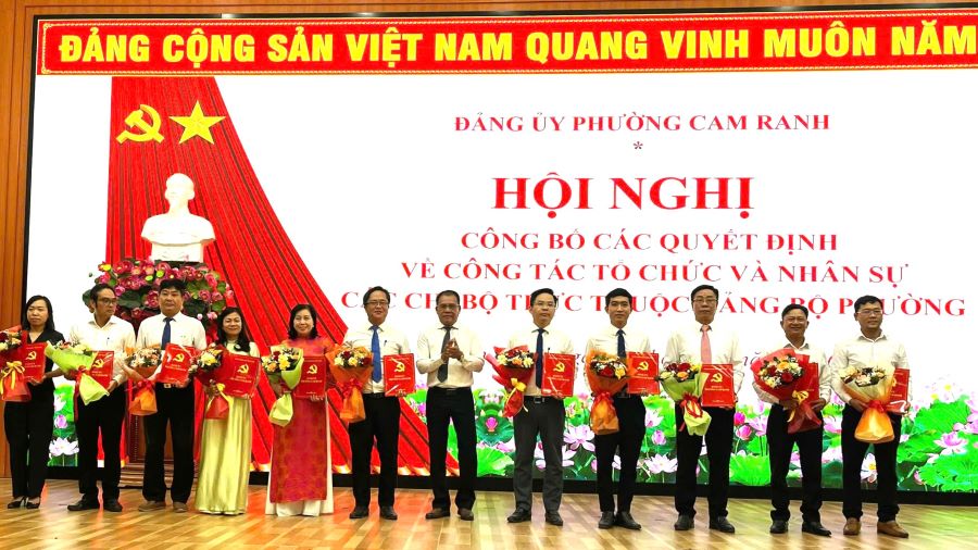 Lãnh đạo Đảng ủy phường Cam Ranh trao quyết định chỉ định các bí thư chi bộ trực thuộc.