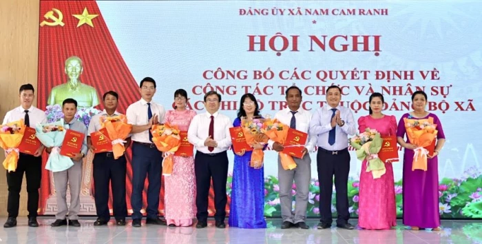 Xã Nam Cam Ranh công bố các quyết định về công tác tổ chức, cán bộ