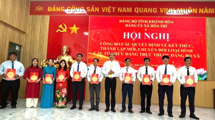 Đảng ủy xã Hòa Trí công bố các quyết định sắp xếp, kiện toàn tổ chức đảng trực thuộc