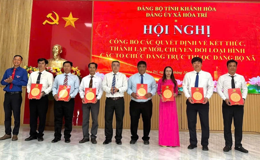Lãnh đạo Đảng ủy xã trao quyết định chỉ định cấp ủy, bí thư, phó bí thư các chi bộ trực thuộc Đảng ủy.