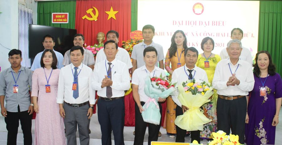 Lãnh đạo Hội Khuyến học tỉnh và Đảng ủy xã Công Hải tặng hoa chúc mừng Ban Chấp hành Hội Khuyến học xã khóa I, nhiệm kỳ 2026 - 2031.