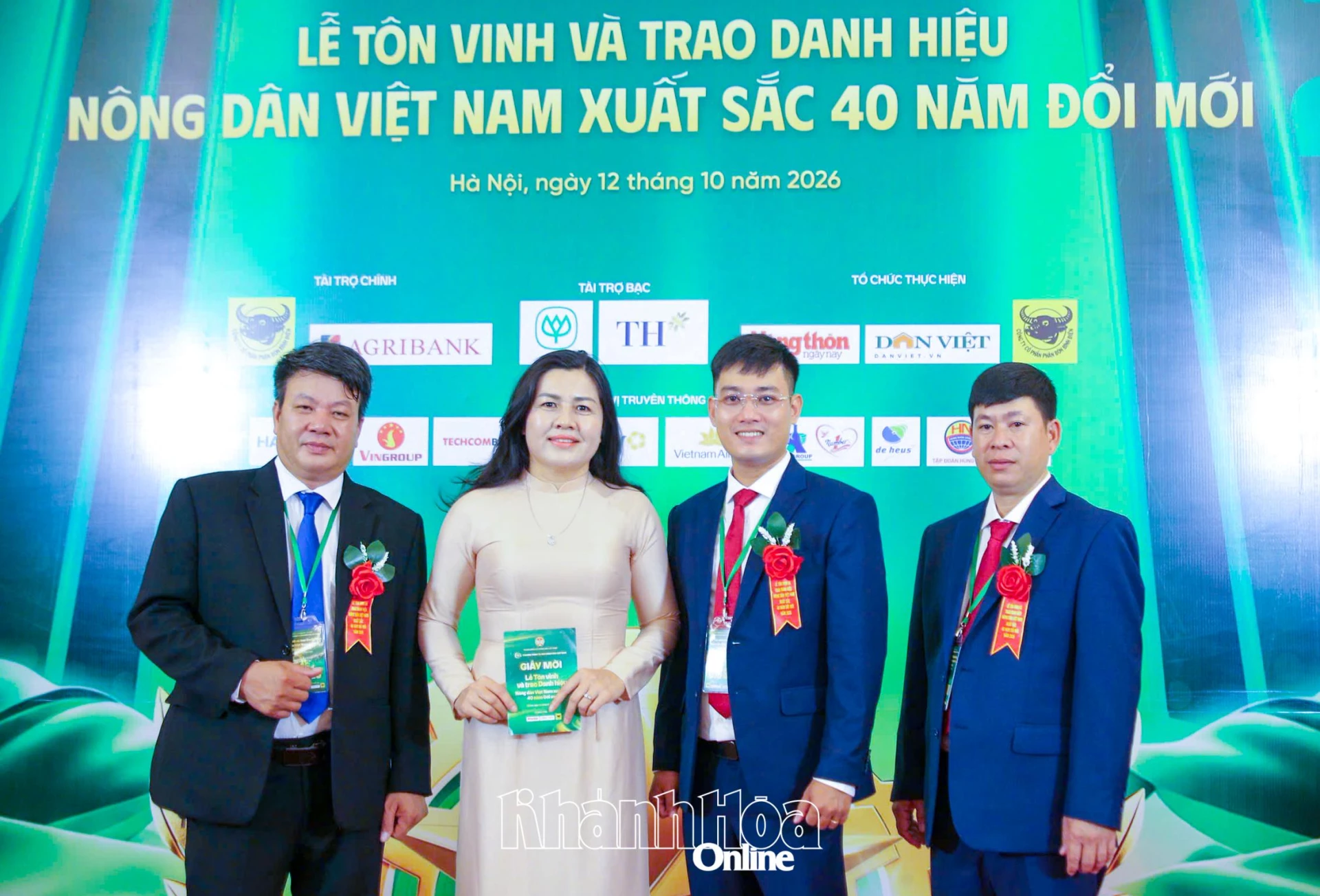 Lãnh đạo Hội Nông dân tỉnh chụp hình lưu niệm với 3 nông dân Khánh Hòa đạt danh hiệu Nông dân Việt Nam xuất sắc 40 năm đổi mới năm 2026.