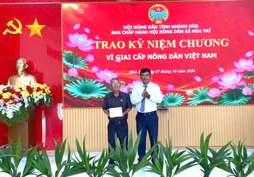 Lãnh đạo Hội Nông dân xã trao kỷ niệm chương cho ông Văn Thanh Bình.