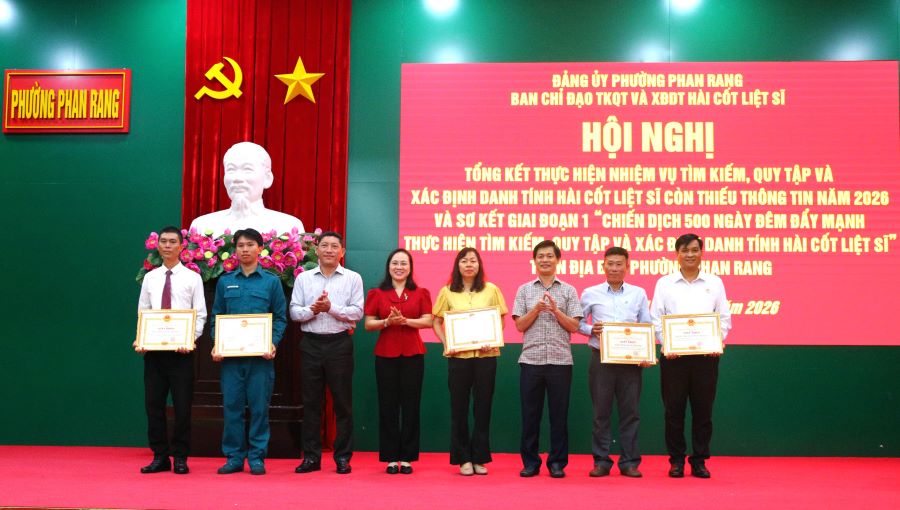 Lãnh đạo phường khen thưởng các tập thể có thành tích xuất sắc trong thực hiện nhiệm vụ.
