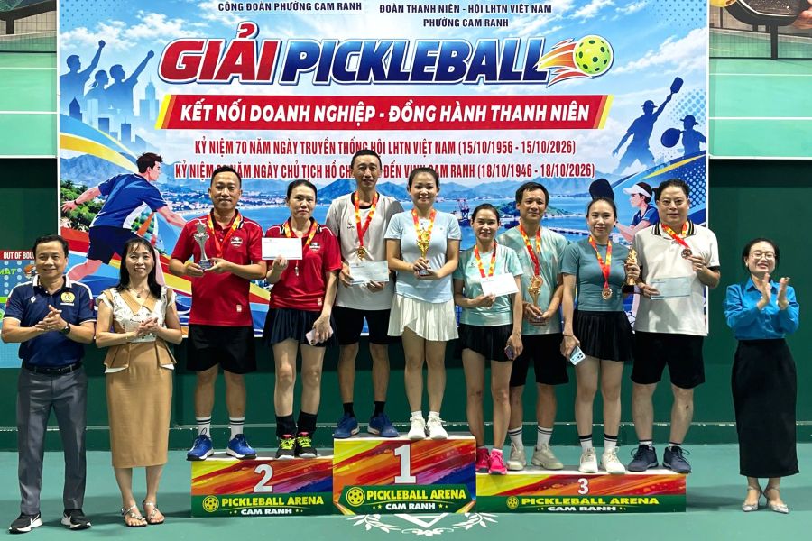 Lãnh đạo Liên đoàn Lao động tỉnh và phường Cam Ranh trao giải cho các vận động viên.