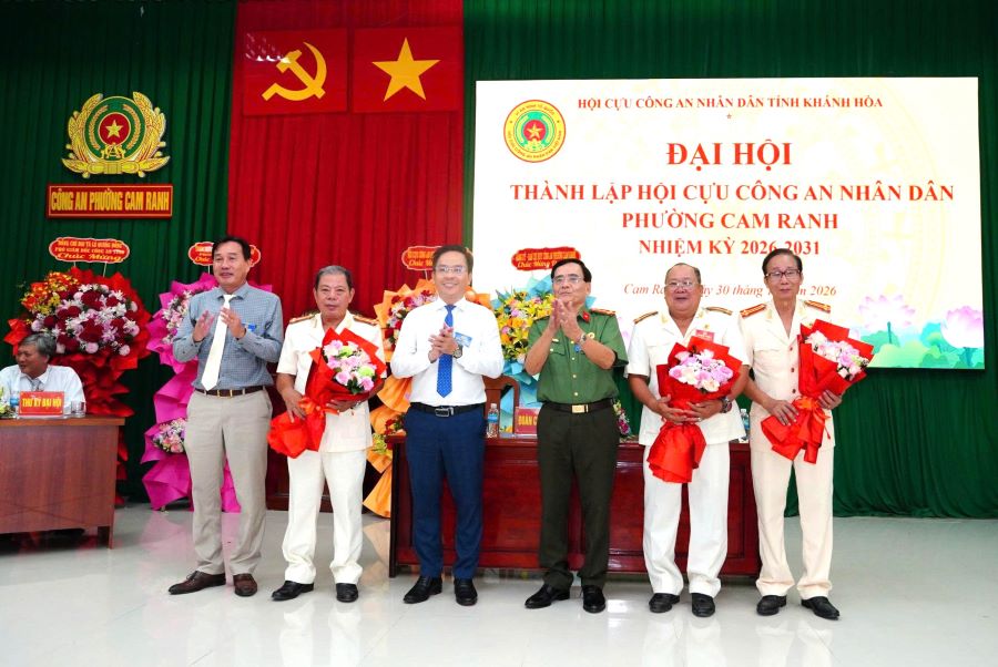 Lãnh đạo phường Cam Ranh và Cựu Công an tỉnh Khánh Hòa tặng hoa chúc mừng Ban Chấp hành Hội Cựu Công an nhân dân phường, nhiệm kỳ 2026 - 2031.