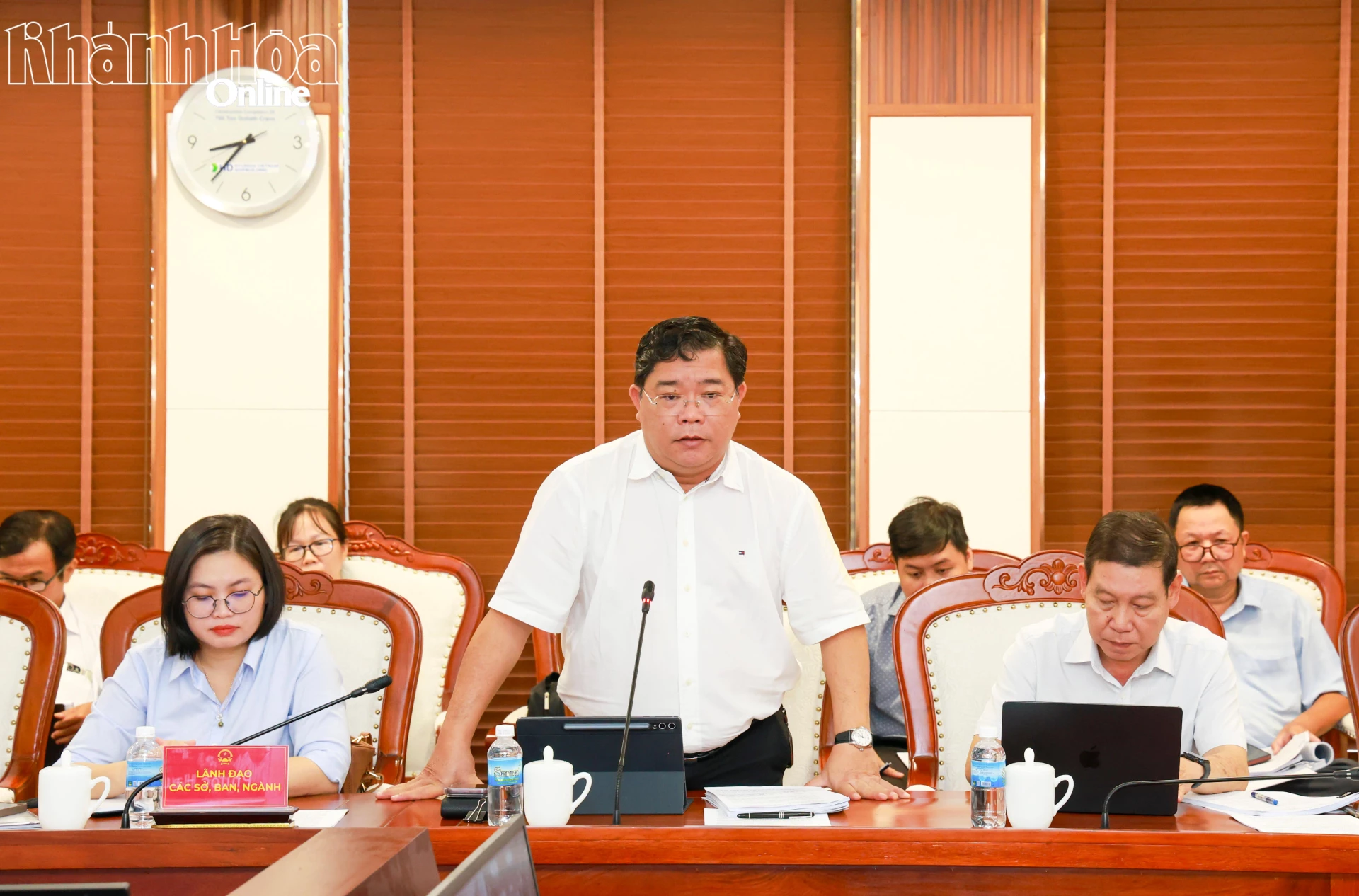 Lãnh đạo Sở Tài chính báo cáo tại cuộc họp.