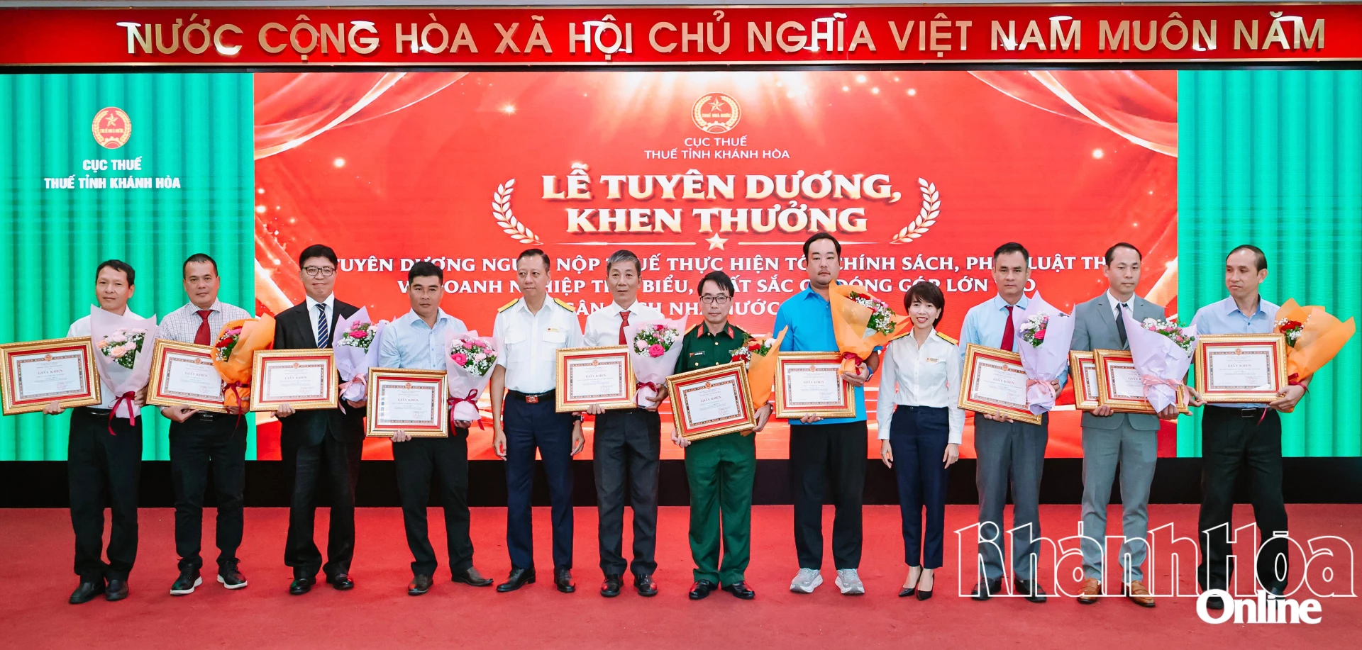 Lãnh đạo Thuế tỉnh Khánh Hòa trao giấy khen cho các doanh nghiệp tiêu biểu, xuất sắc có đóng góp lớn cho ngân sách nhà nước năm 2025.