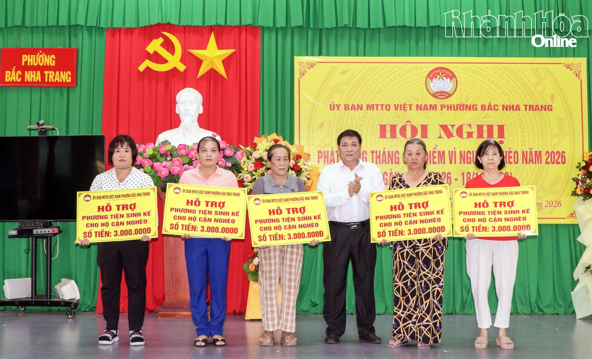 Lãnh đạo Ủy ban MTTQ Việt Nam phường Bắc Nha Trang trao bảng tượng trưng hỗ trợ sinh kế cho hộ cận nghèo.