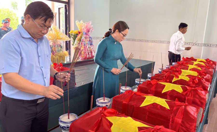 Lãnh đạo xã Công Hải tham gia lễ bàn giao 3 hài cốt liệt sĩ.