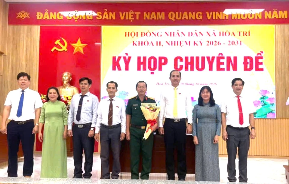 Lãnh đạo xã Hòa Trí chúc mừng ông Lương Thành Trung.