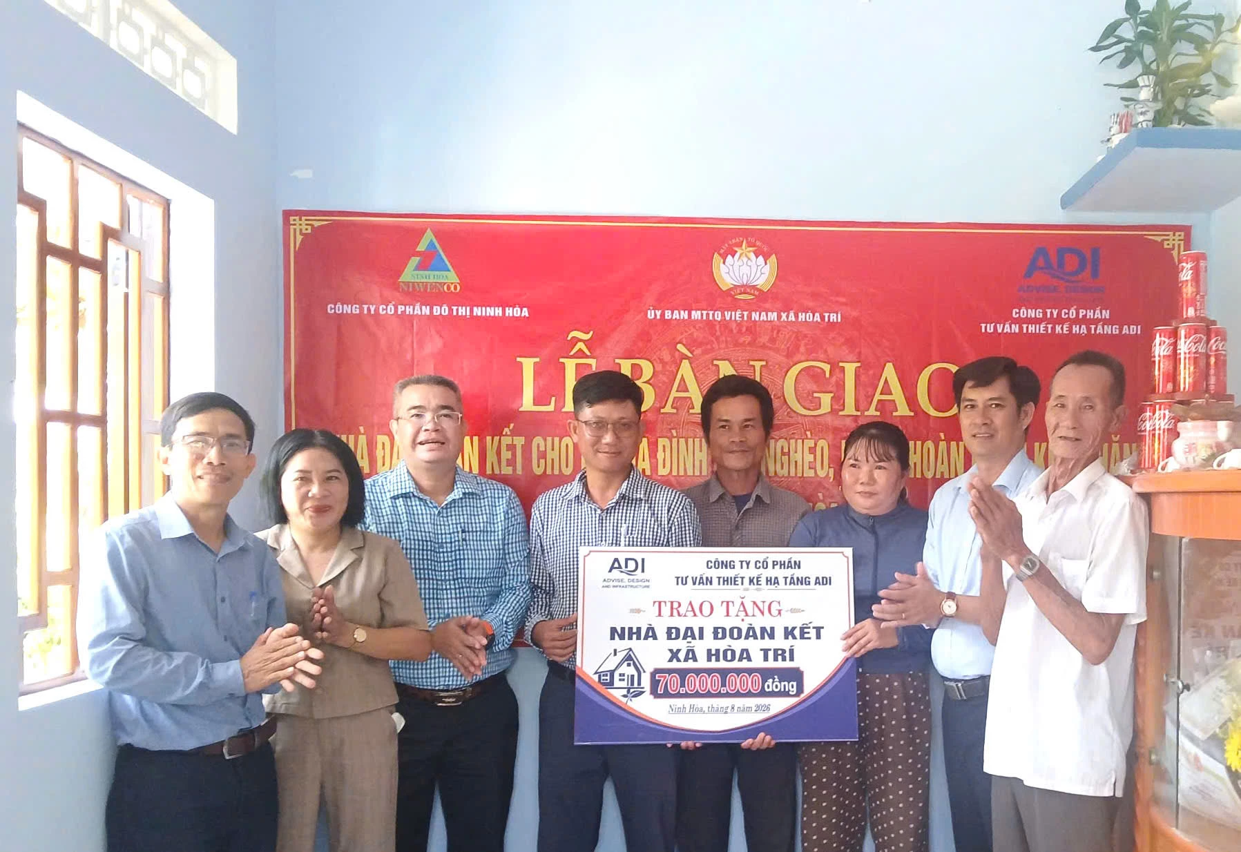 Lãnh đạo xã Hòa Trí và nhà tại trợ trao bảng tượng trưng căn nhà cho gia đình ông Biện Minh Thịnh.