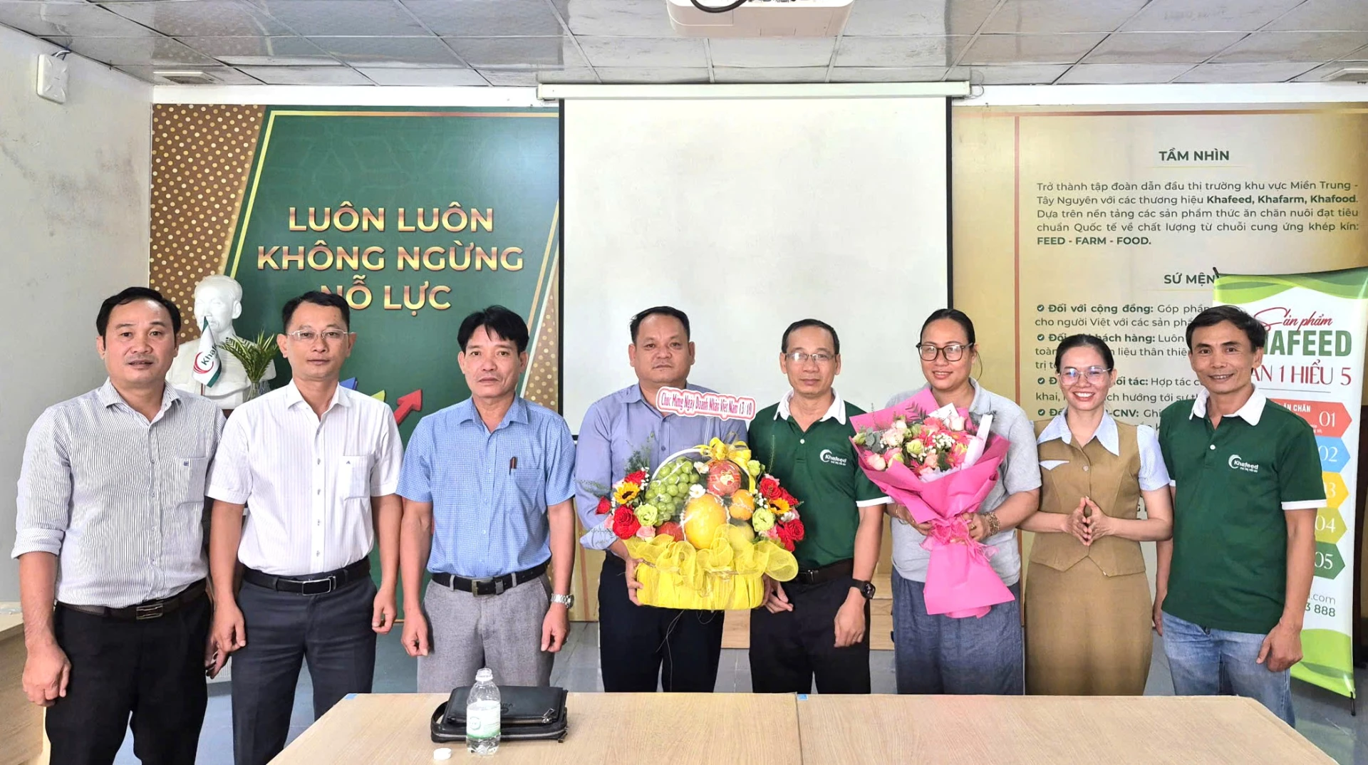 Lãnh đạo xã Tây Ninh Hòa thăm, tặng quà Công ty Cổ phần Thức ăn chăn nuôi Khatoco (Khafeed)