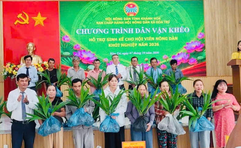 Lãnh đạo xã trao hỗ trợ sinh kế cho các hội viên.