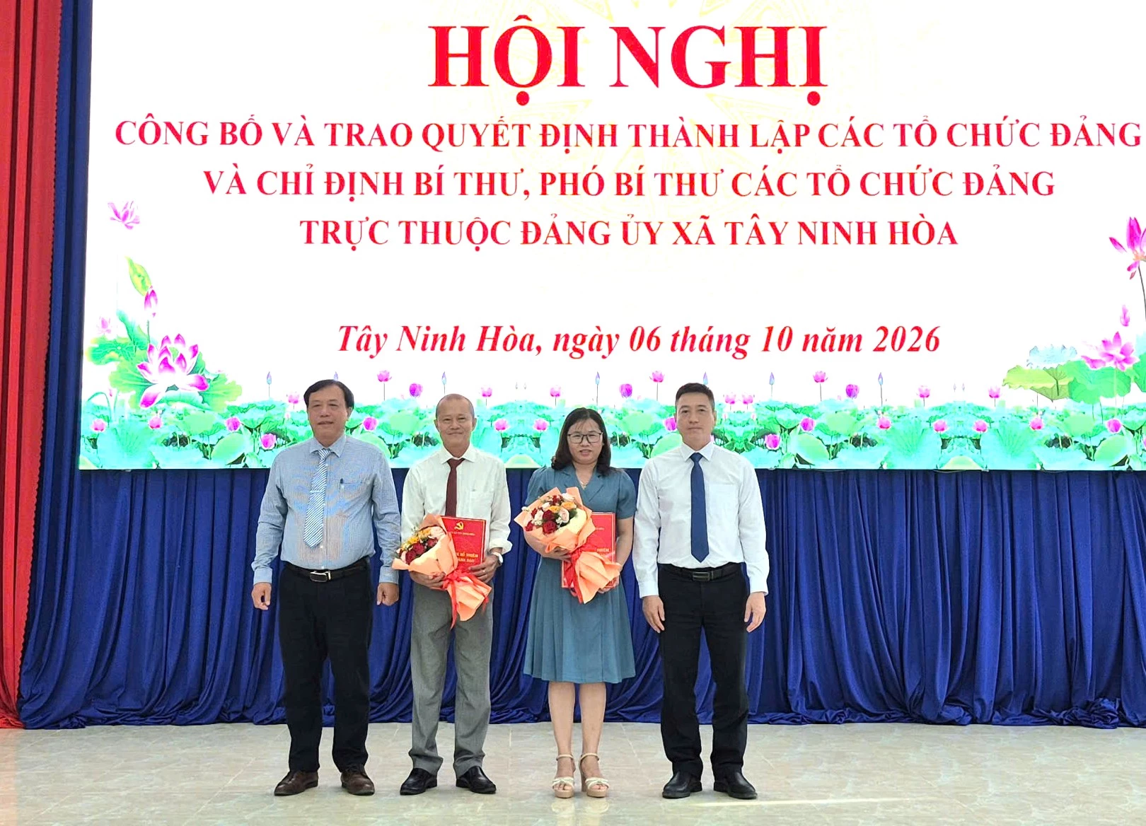 Lãnh đạo xã trao quyết định cho 2 đảng bộ trực thuộc.