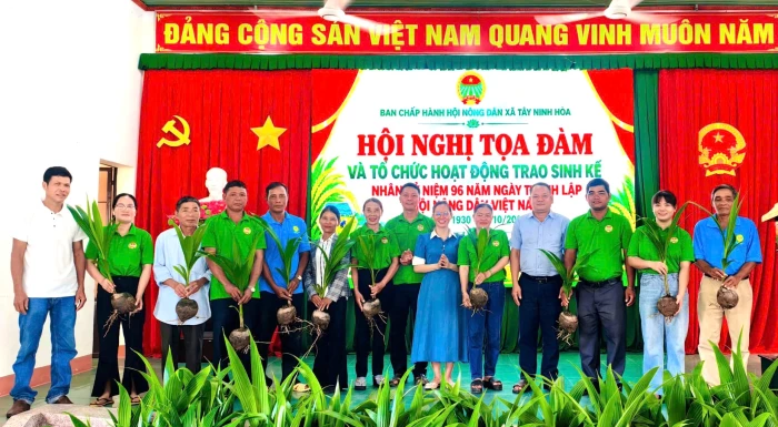 Hội Nông dân xã Tây Ninh Hòa tổ chức tọa đàm và trao sinh kế cho hội viên