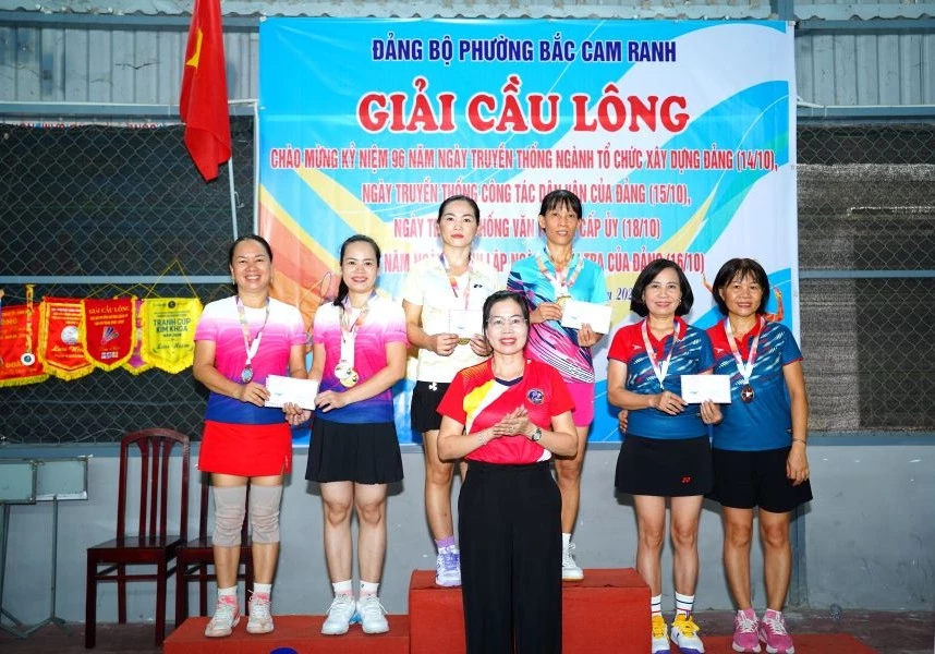 Ban tổ chức trao giải cho các vận động viên đạt thành tích cao.