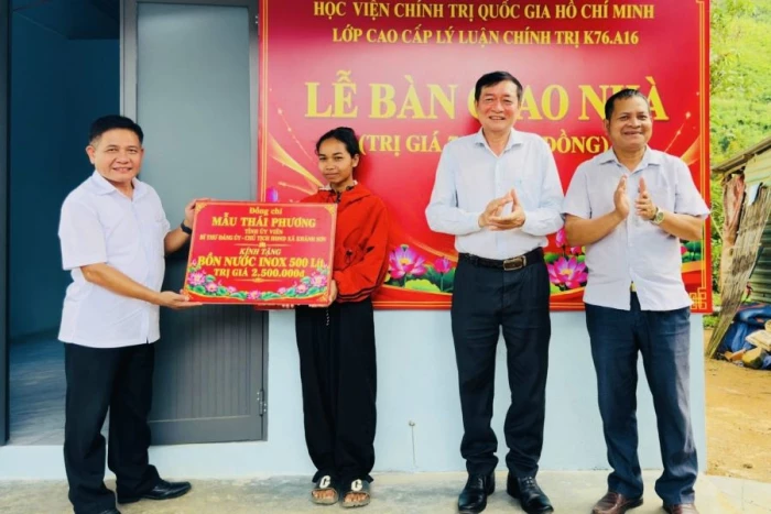 Bàn giao nhà cho 2 hộ có hoàn cảnh khó khăn tại xã Khánh Sơn