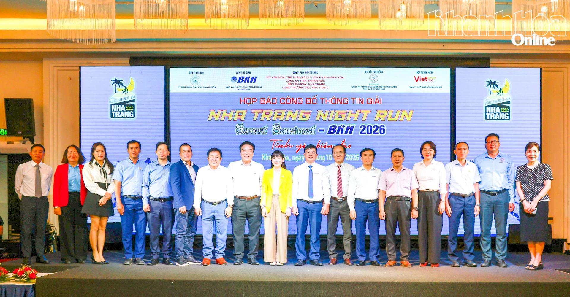Các đại biểu chụp ảnh lưu niệm tại buổi họp báo.