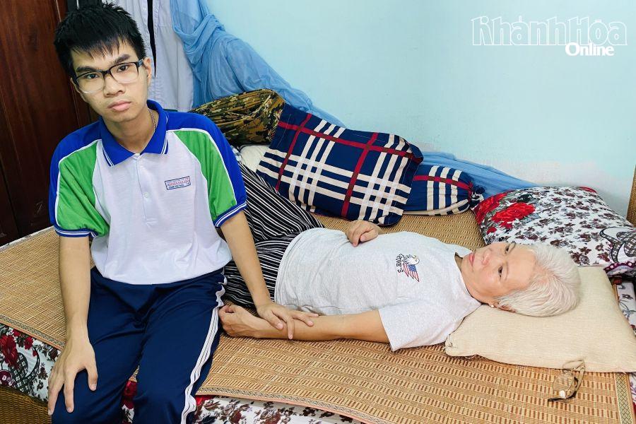 Hai mẹ con bà 