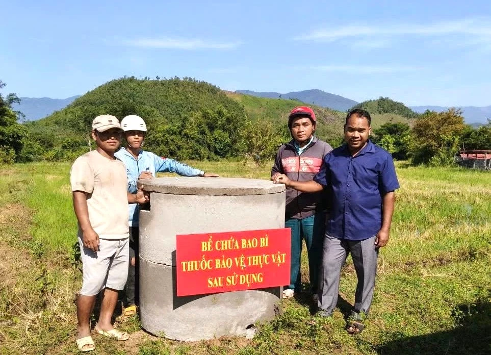 Hội Nông dân và Phòng Kinh tế xã Bác Ái Tây hỗ trợ thôn Phước Tân bể chứa bao bì, thuốc bảo vệ thực vật sau sử dụng.