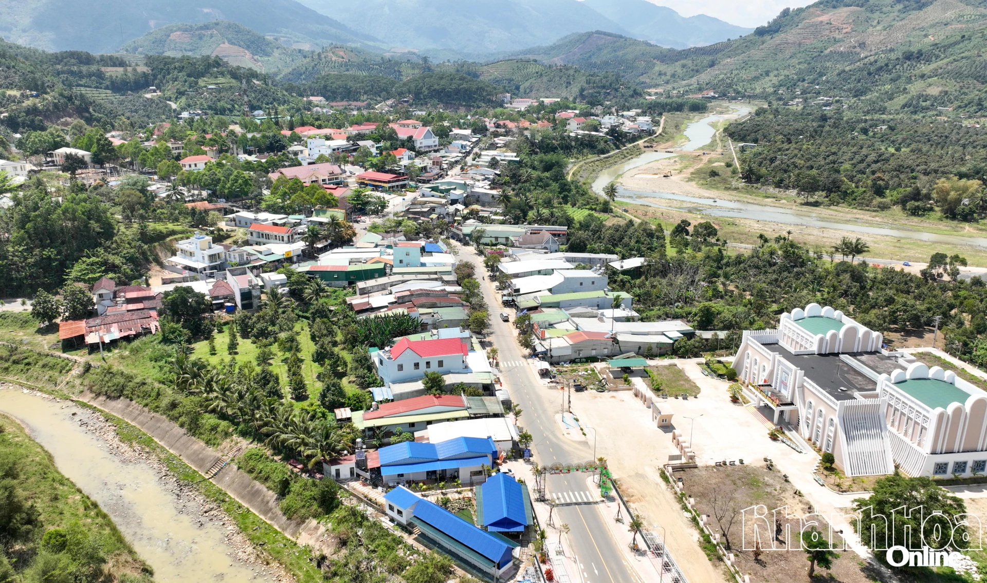 Một góc trung tâm xã Khánh Sơn.
