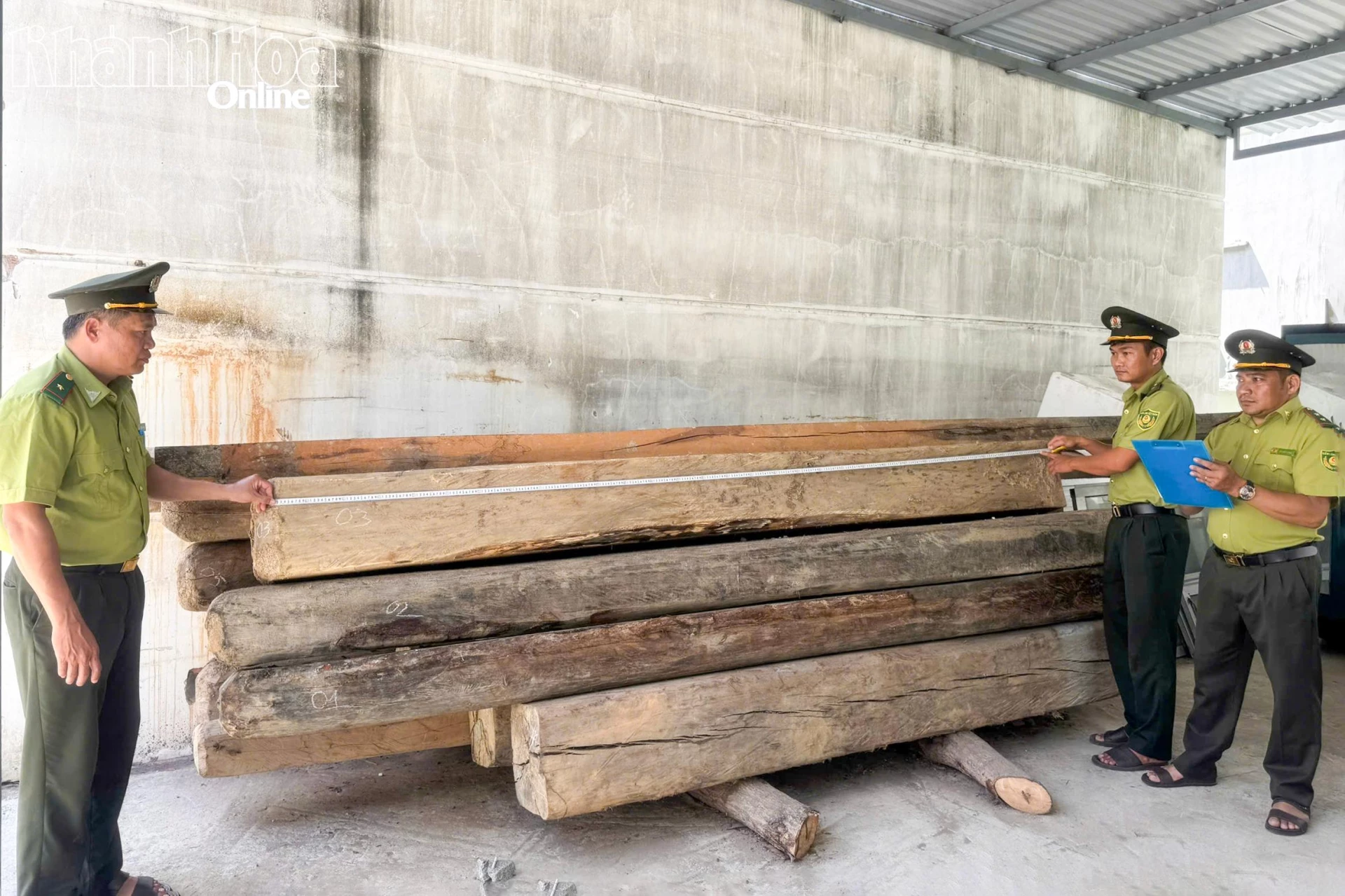 Lâm sản bị tạm giữ tại Hạt Kiểm lâm Cam Lâm - Cam Ranh.