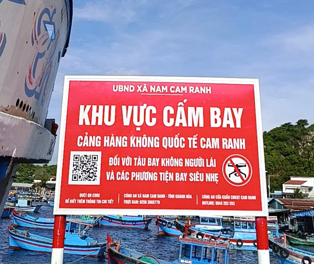 Biển báo Khu vực cấm bay được lực lượng chức năng cắm tại đảo Bình Ba, xã Nam Cam Ranh.