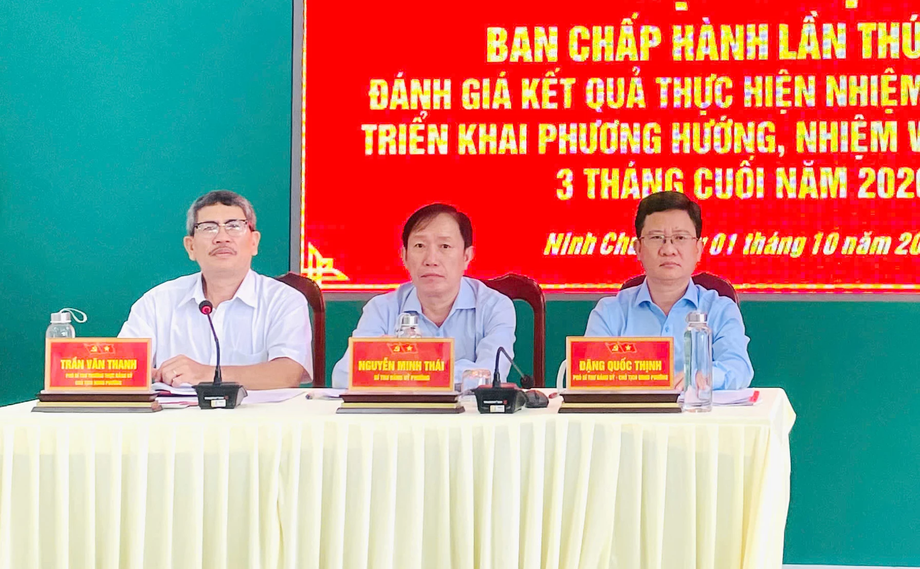 Thường trực Đảng ủy phường Ninh Chử chủ trì hội nghị.