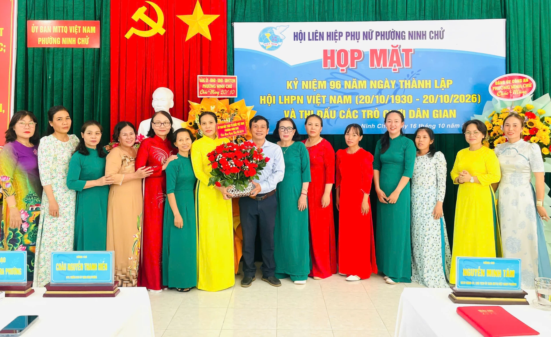 Lãnh đạo Ủy ban MTTQ Việt Nam phường Ninh Chử tặng hoa chúc mừng Hội Liên hiệp Phụ nữ phường.