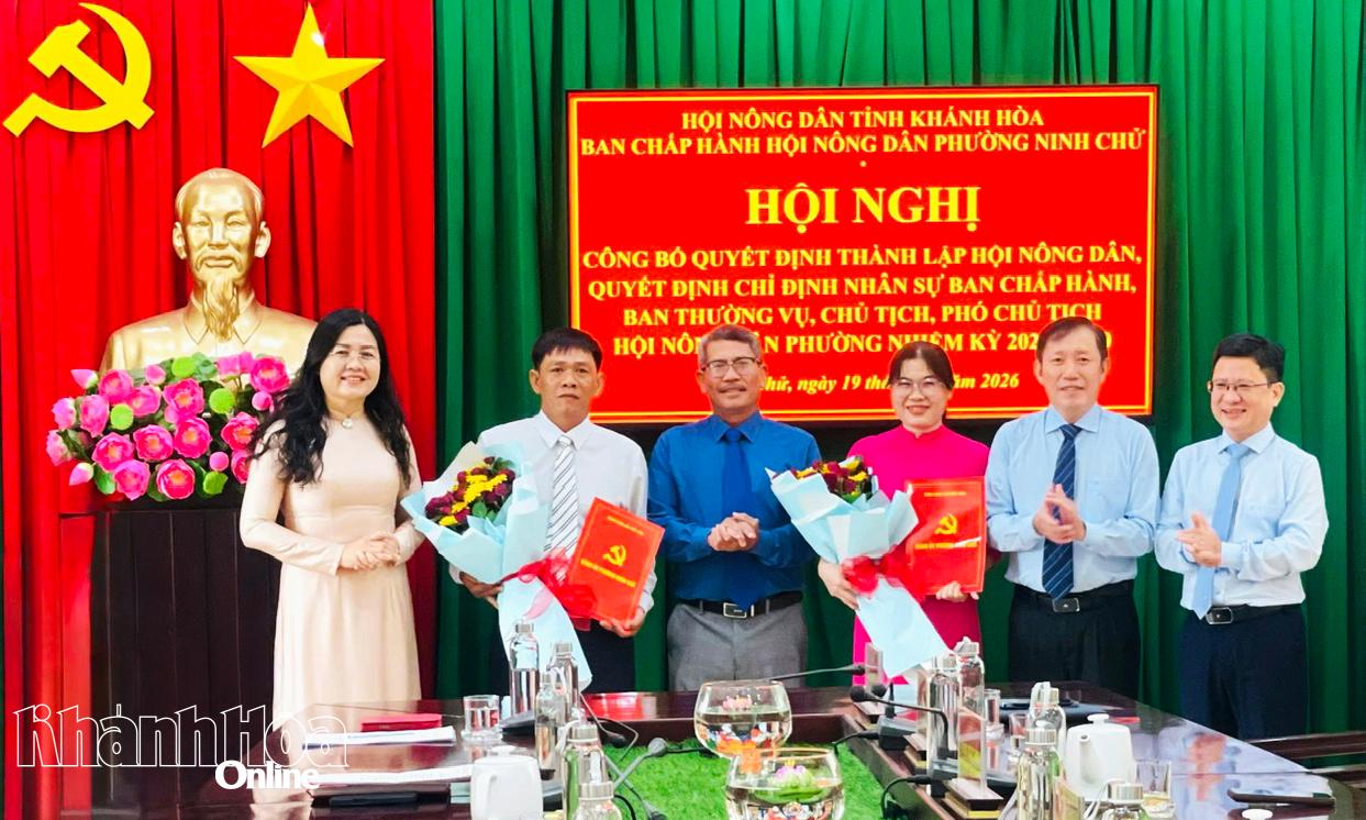 Lãnh đạo Hội Nông dân tỉnh Khánh Hòa, Thường trực Đảng ủy phường Ninh Chử trao quyết định và tặng hoa chúc mừng Chủ tịch, Phó Chủ tịch Hội Nông dân phường Ninh Chử, nhiệm kỳ 2026-2030.