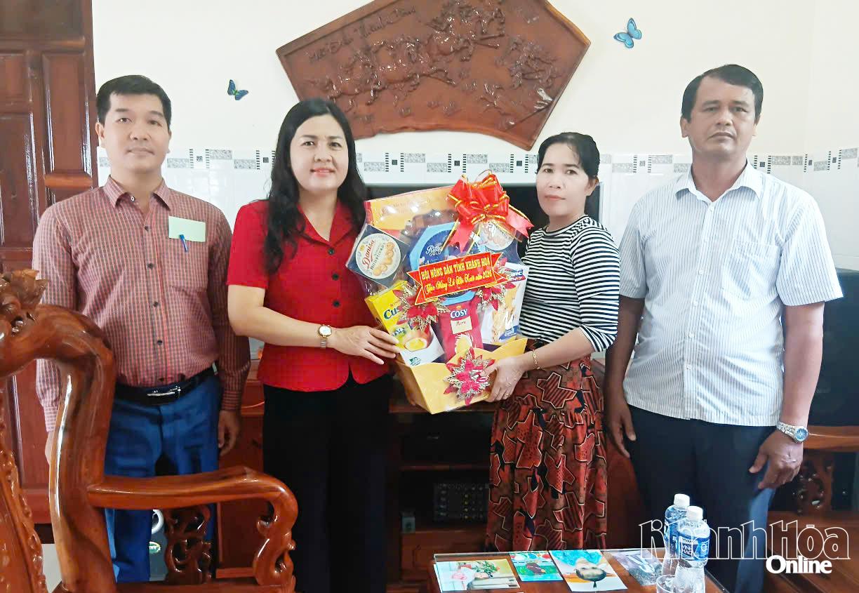 Đoàn công tác Hội Nông dân tỉnh tặng quà bà Trượng Thị Xuân Tuyên. 