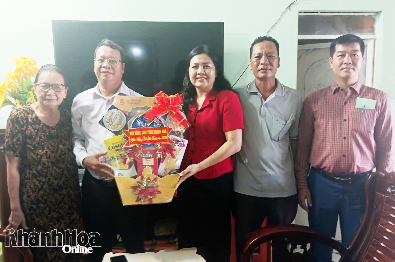 Đoàn công tác Hội Nông dân tỉnh tặng quà ông Lưu Hoàng Lũy. 