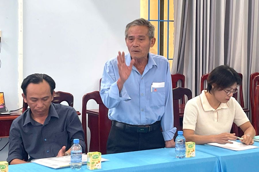 Người dân nêu ý kiến tại hội nghị.