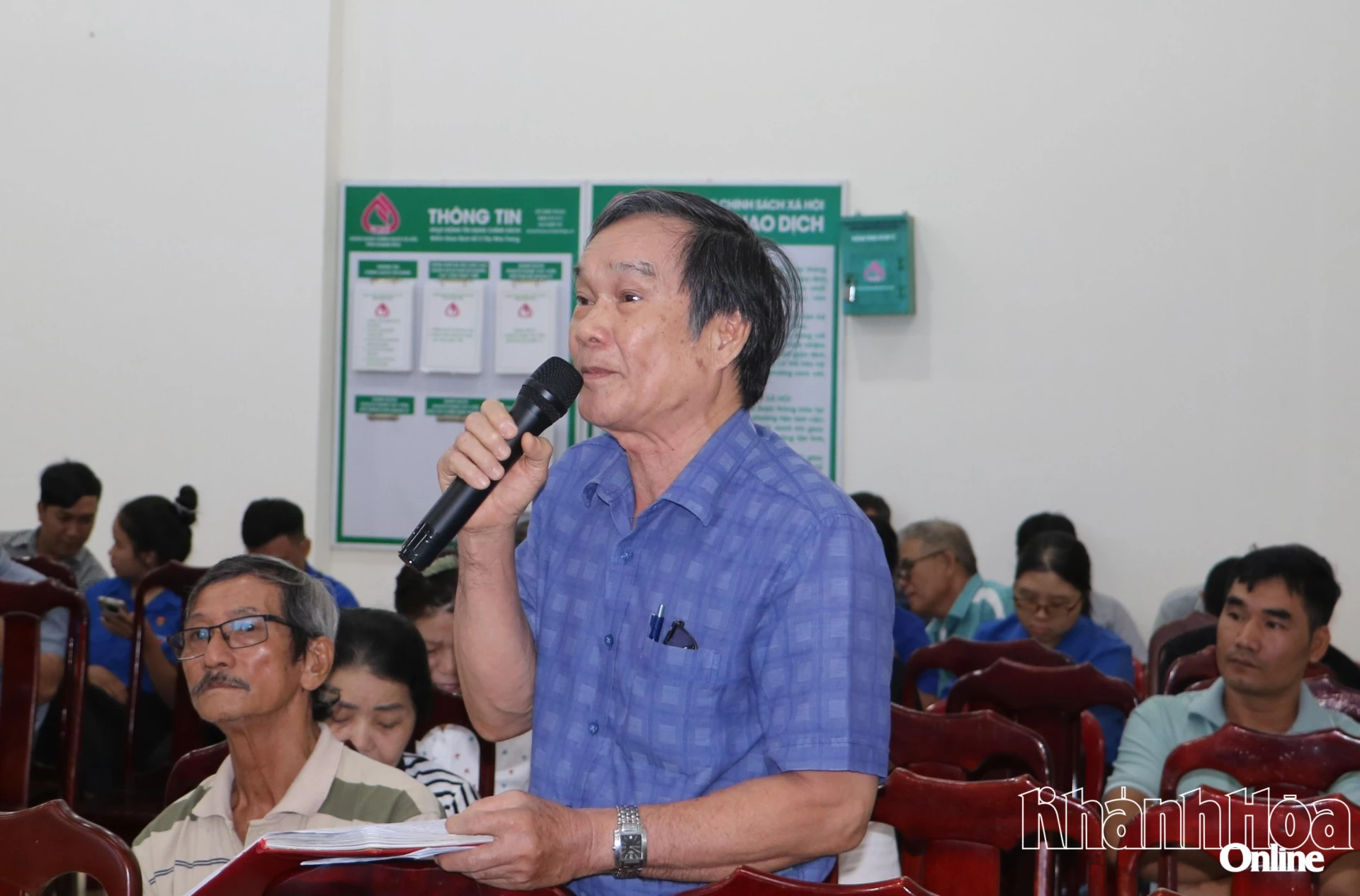 Người dân phát biểu ý kiến tại diễn đàn.