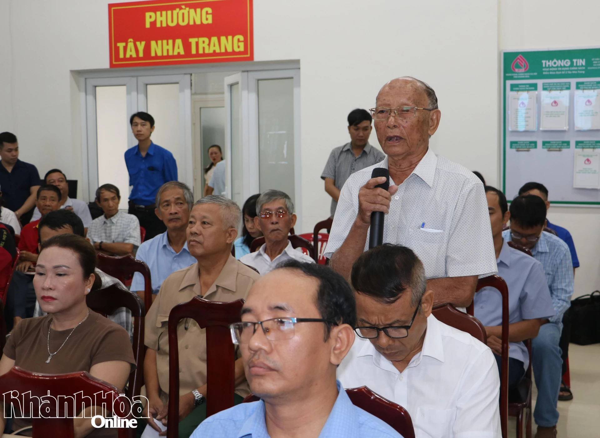 Người dân tham gia ý kiến.
